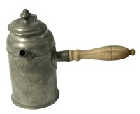 Auktion 365<br>Zinn Schokoladenkanne mit Holzgriff, dat. 1812, H-17 cm, B-23 cm