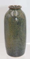 Auktion 346 / Los 9065 <br>signierte Kunstkramik-Vase, wohl Bakares Greg signiert, grüne Glasur, H-14,7cm.