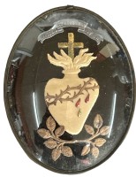 Auktion 346 / Los 15065 <br>Herz Jesu Wandmedaillon hinter gewölbten Glas, 15x11 cm