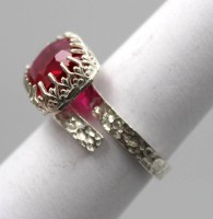 Auktion 347 / Los 1016 <br>925er Silber-Ring mit Rubin, behandelt, 6,5gr., offene Schiene