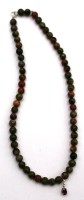 Auktion 347 / Los 1027 <br>Halskette, wohl Jade, kl. Anhänger wohl synth. Rubin, ca. L-39cm.