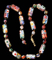 Auktion 347 / Los 1049 <br>Murano Halsband. Mille fiori Dekor, Schliesse lose, L-50 cm, 70 gr.
