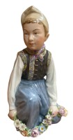 Auktion 347 / Los 8002 <br>knieender Anagaer Junge mit Blumenkranz, "Royal Copenhagen"gut erhalten, H-14 cm