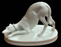 Auktion 347 / Los 8008 <br>spielender Windhund "KPM" Berlin, weiss, H-9 cm, L-12 cm