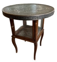 Auktion 351 / Los 14005 <br>runder Vitrinentisch mit Messingplatte, allseitig verglast, Platte ungepflegt, D-60 cm, H-67 cm