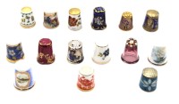 Auktion 347 / Los 15005 <br>15x div. Fingerhüte, Porzellan, Cloisonné, ca. H-2,5cm.