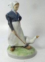 Auktion 347 / Los 8012 <br>Mädchen mit Gans "Royal Copenhagen", signiert, H-19 cm