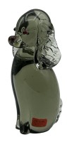 Auktion 347 / Los 10003 <br>Livio SEGUSO (1930) sitzender Rauchglas-Pudel, Etikett b"Livio Seguso, Vetri D'arte, Murano", H-15 cm