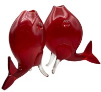 Auktion 351 / Los 10038 <br>2x grosse, rote Fisch-Vasen, Murano, mit klaren Beinen, 1x Schwanzllosse etwas beschliffen, H-24 cm, T-22 cm
