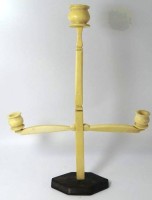 Auktion 351 / Los 15085 <br>3 flammiger Leuchter auf Holzstand, Skandinavien, Knochenschnitzerei, H-40 cm, B-30 cm, Altersspuren