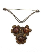 Auktion 347 / Los 1110 <br>2x div. antik Modeschmuck,  Messingbrosche mit Steinen in Bernsteinart sowie Nadel, Brosche ca. 6 x 6cm.
