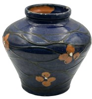 Auktion 347 / Los 9017 <br>grosse Vase, "KK" signiert in Boden, blau mit Blüten und schwarzen, aufgelegten Fäden, H-18 cm, D-20 cm