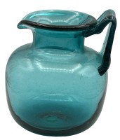 Auktion 351 / Los 10053 <br>gr. Kunstglas-Krug, türkis, Handarbeit, H-18 cm, T-14 cm
