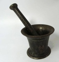 Auktion 347 / Los 15034 <br>kl. antiker Eisenmörser mit Pistill, 19.Jhd., H-7 cm