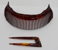 Auktion 347 / Los 15035 <br>2 Teile Haarschmuck, besetzt mit klaren Steinen (1x fehlt bei Kamm), wohl Zelluloid, 5,5 x 17,5cm und Nadel L-10cm.
