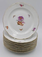 Auktion 349 / Los 8018 <br>10x Speiseteller, KPM Berlin, Szepter u. Reichsapfel, Neuozier, Blumen- u. Schmetterlingsbemalung, teilw. Goldrand min. berieben, je D-25cm.