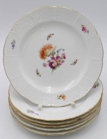 Auktion 347 / Los 8018 <br>6x Kuchenteller, KPM Berlin, Szepter u. Reichsapfel, Neuozier, Blumen- u. Schmetterlingsbemalung, je D-21,5cm.