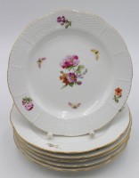 Auktion 347 / Los 8019 <br>6x Kuchenteller, KPM Berlin, Szepter u. Reichsapfel, Neuozier, Blumen- u. Schmetterlingsbemalung, je D-21,5cm.