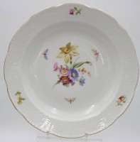 Auktion 347 / Los 8022 <br>Schale, KPM Berlin, Szepter u. Reichsapfel, Neuozier, Blumen- u. Schmetterlingsbemalung, H-5,1cm D-30,5cm.