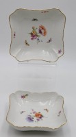 Auktion 347 / Los 8030 <br>2x Gemüseschalen, KPM Berlin, Szepter u. Reichsapfel, Neuozier, Blumen- u. Schmetterlingsbemalung, 1x am Stand bestossen, je H-5,4cm, 20,5 x 20,5cm.