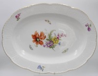 Auktion 347 / Los 8033 <br>gr. ovale Platte, KPM Berlin, Szepter u. Reichsapfel, Neuozier, Blumen- u. Schmetterlingsbemalung, ca. 49 x 36,5cm , H-5,9cm