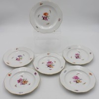 Auktion 347 / Los 8037 <br>6x Beilagenteller, KPM Berlin, Szepter u. Reichsapfel, Neuozier, Blumen- u. Schmetterlingsbemalung, je D-17cm.