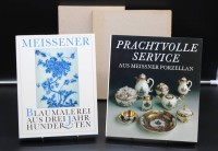 2 Bücher über Meissen , 1x Meissener Blaumalerei aus drei Jahrhunderten von 1989 sowie Prachtvolle Service aus Meissner Porzellan 1989, beide im guten Zustand und im Schutzschuber .