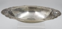 Auktion 347 / Los 15036 <br>ovale Schale, Art-Déco, Zinn, ungemarkt, ca. H-5,5cm, 33,5 x 18,8cm.