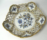 Auktion 347 / Los 8044 <br>Tafelaufsatz-Schale "Meissen" reiches Zwiebelmuster mit Gold, anbei geklebter Stand, H-22 cm, D-22 cm,  Schale fehlerlos, beides 1.Wahl, Knaufschwerter