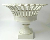 Auktion 347 / Los 8045 <br>"KPM" Berlin Tafelaufsatz, französischer Korb, Kl. Chips, 2.Wahl, H-20 cm, D-23 cm