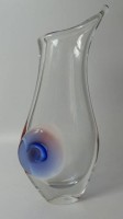 Auktion 347 / Los 10096 <br>hohe klare Kunstglasvase mit blauen und rosa Aufschmelzung, H-31 cm