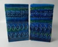 Auktion 347 / Los 9040 <br>2x Majolika-Vase mit Ritzdekor, Italy, 1x gut erhalten, 1x Ecken unten mit Abplatzer, H-16 cm, B-9 cm