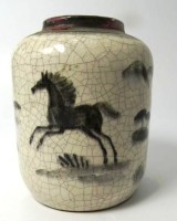 Auktion 347 / Los 9041 <br>kl. Kunstkeramikvase, bemalt mit Pferden, im Boden signiert, ein minim. Farbabplatzer, H-9,5 cm