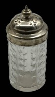 Auktion 347 / Los 11022 <br>Glas-Streuer mit Silberdeckel, verdellt und lose, H-ca. 8 cm