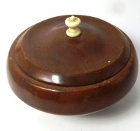 Auktion 347 / Los 15038 <br>gedrechselte Holz-Deckeldose, H-10 cm, D-13cm, um 1930