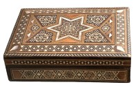 Auktion 347 / Los 15046 <br>Holzkasten mit Perlmutteinlagen, wohl Indien?, H-4,5 cm, 15x10 cm