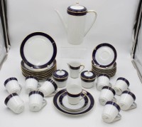 Auktion 376<br>Kaffeeservice, Hutschenreuther, Kobalt-u. Goldrand, kompl. f&uuml;r 10 Personen (11x Kaffetassen 1x bestossen), Kanne H-24cm, Tasse H-6,5cm.