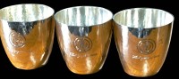 Auktion 347 / Los 11034 <br>3 kl. Silber-800- Becher, H-5 cm, beschriftet "Herbstjagden" ab 1931, 126 gr.