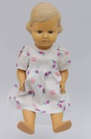 Auktion 370 / Los 12002 <br>2x div. M&auml;dchenpuppen, Minerva, Zelluloid, ca. H-34,5cm, Kopf und  K&ouml;rper gerissen und M&auml;dchenpuppe, ungemarkt, &auml;lter, Mamastimme defekt, K&ouml;rper gerissen, H-35cm.