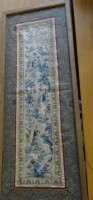 chines. Seidenstickerei, ger/Glas, RG 64x24 cm, , rückseitg Etikett "original Mandarin Ärmelstreifen, über 100 Jahre alt"