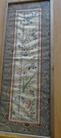 chinesische Seidenstickerei, ger/Glas, RG 60x23 cm, rückseitg Etikett "original Mandarin Ärmelstreifen, über 100 Jahre alt"?