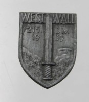 Auktion 347 / Los 7043 <br>Abzeichen, Westwall 1939 215. Div,, L-3,5cm.