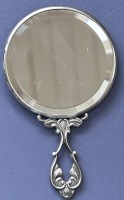 Auktion 347 / Los 11039 <br>kl. Handspiegel, Silber geprüft, verso Frauenportrait-Druck