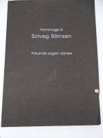Auktion 354 / Los 5004 <br>Kunstmappe "Hommage a Solveg Börnsen" Mappe 42x31 cm, mit 9 Werken ihrer Freunde, HG. Freundeskreis Solveg Börnsen, in 30 Exemplaren, dies Nr. 3, alle Blätter signiert,