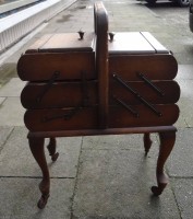 gr. Nähkasten auf Rollen samt Inhalt, H-60 cm, 40x25 cm