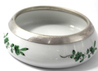 Auktion 366<br>Schale "Meissen" mit Silberrand, gr&uuml;ne indian. Blumen, Schwertermarke durchschliffen, H-5 cm, D-14 cm