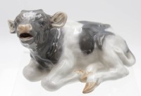 Auktion 348 / Los 8027 <br>liegendes Kalb, Royal Copenhagen, Entw. Christian Thomsen, Modellnr. 1072, H-9,5 cm, L-17 cm