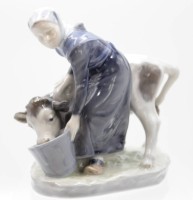 Auktion 348 / Los 8030 <br>Mädchen, das ein Kalb aus einem Eimer füttert, Royal Copenhagen , Entw. Christian Thomsen, Modellnr. 779, H-16cm, L-15,5 cm