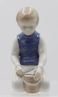 Auktion 348 / Los 8034 <br>Knabe mit Eimer, polychr. Bemalung in Unterglasur, gemarkt, ca. H-12cm