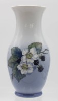 Auktion 348 / Los 8042 <br>Vase,Royal Copenhagen, florales Bemalung in Unterglasur, H-17,7cm.
